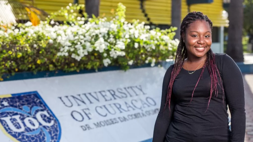 Student voor school Universiteit van Curaçao