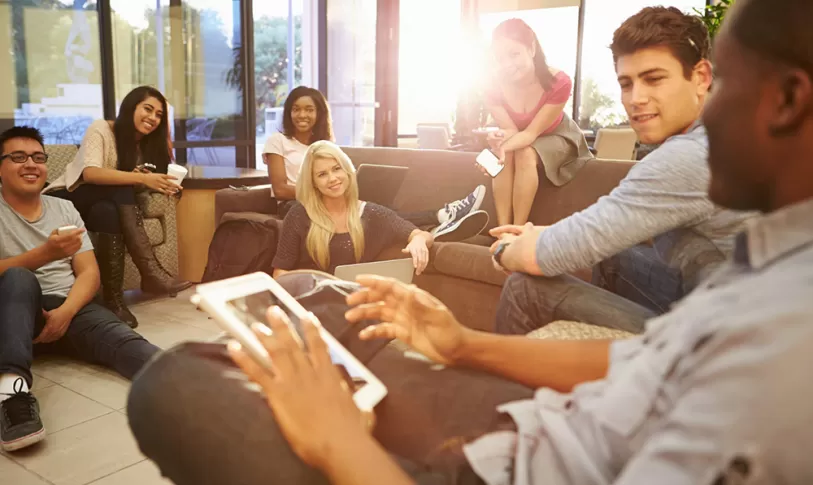 Volwassen studenten in een groepsgesprek