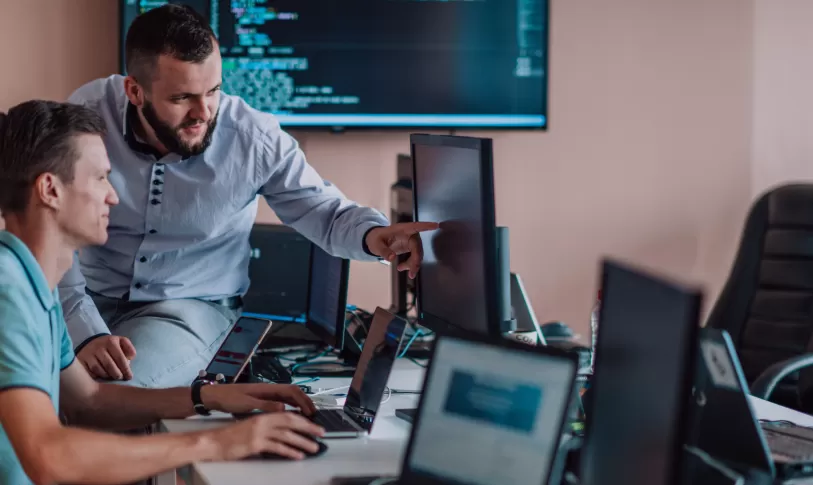 Twee personen aan het werk op de laptop