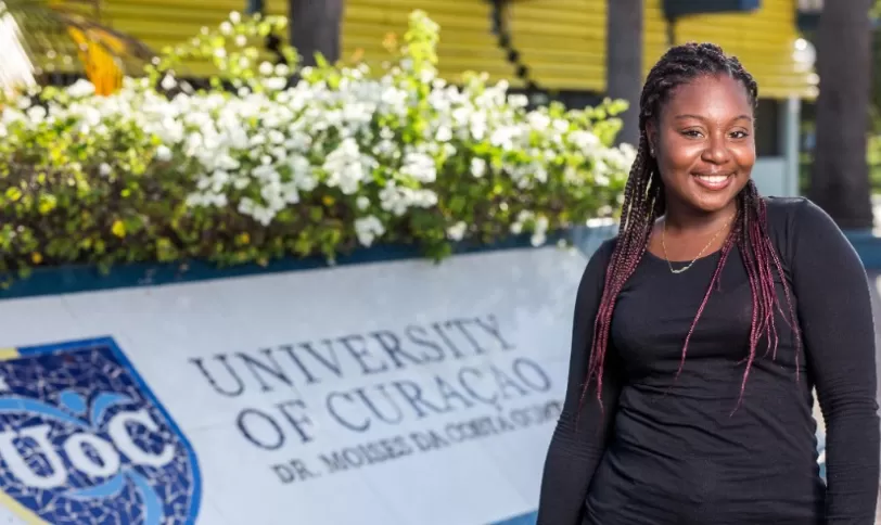 Student voor school Universiteit van Curaçao