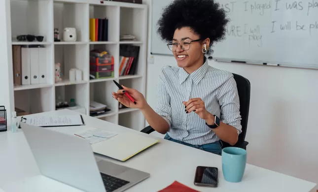 Vrouw achter een laptop in gesprek