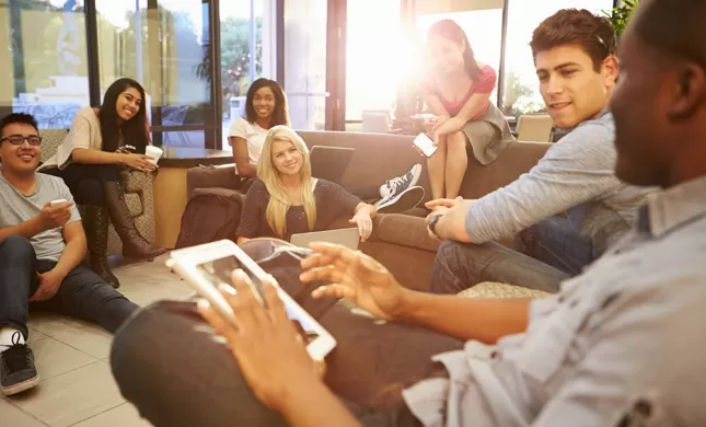 Volwassen studenten in een groepsgesprek