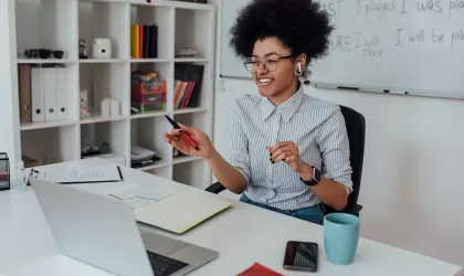 Vrouw achter een laptop in gesprek