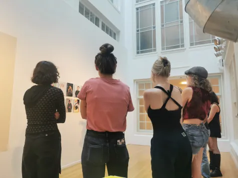 groep jongeren bij eigen tentoonstelling