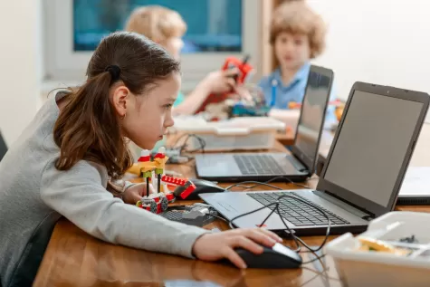 Kind met laptop en lego