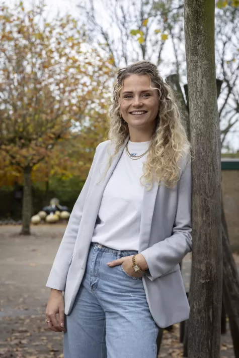 Docente op schoolplein